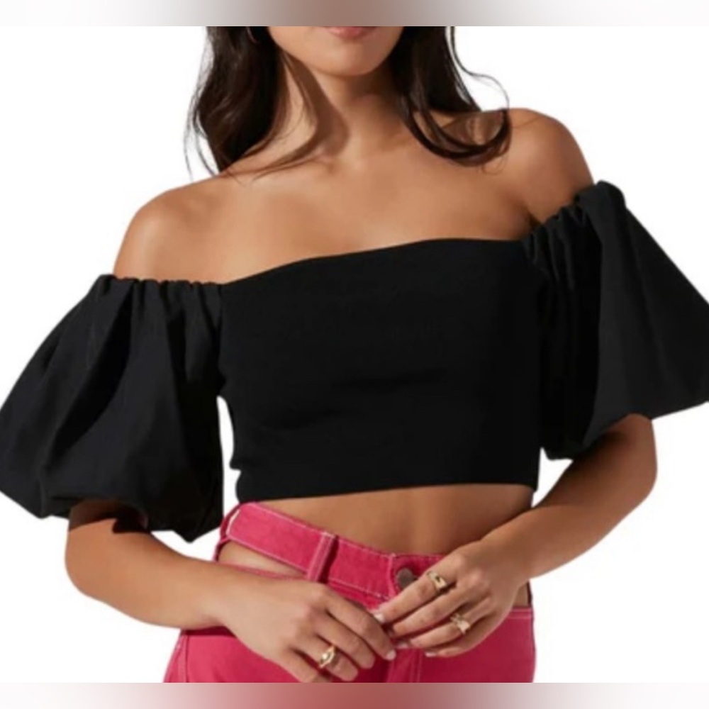 ASTR The Label Off-The-Shoulder Puff Sleeves Crop Top